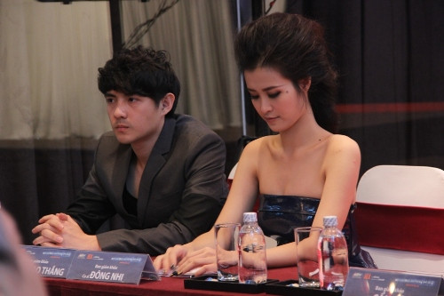 Giám khảo Đông Nhi và Ông Cao Thắng. Giám khảo Đông Nhi và Ông Cao Thắng.