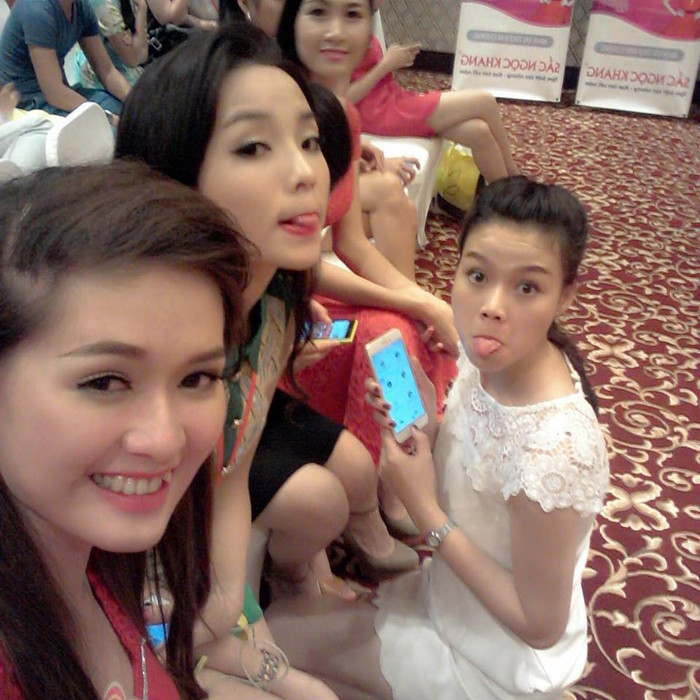 Trong thời gian dự thi Hoa hậu Việt Nam, Hồng Khai và Kỳ Duyên thân thiết như hai chị em. Trong thời gian dự thi Hoa hậu Việt Nam, Hồng Khai và Kỳ Duyên thân thiết như hai chị em.