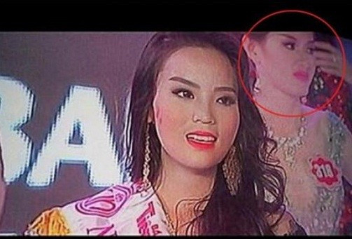 Hình ảnh Hồng Khai có hành động như bĩu môi khi HH Kỳ Duyên đăng quang. Hình ảnh Hồng Khai có hành động như bĩu môi khi HH Kỳ Duyên đăng quang.