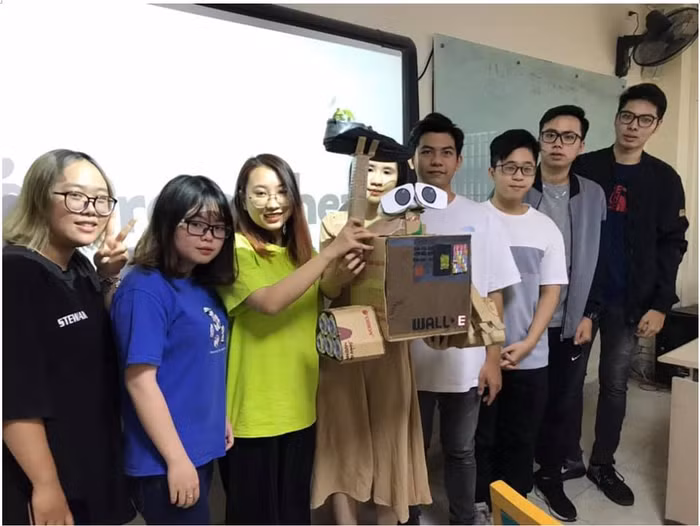 Các bạn sinh viên trong giờ học môn học Nghệ thuật và khoa học nhân văn (Arts and humanity). Các bạn sinh viên trong giờ học môn học Nghệ thuật và khoa học nhân văn (Arts and humanity).