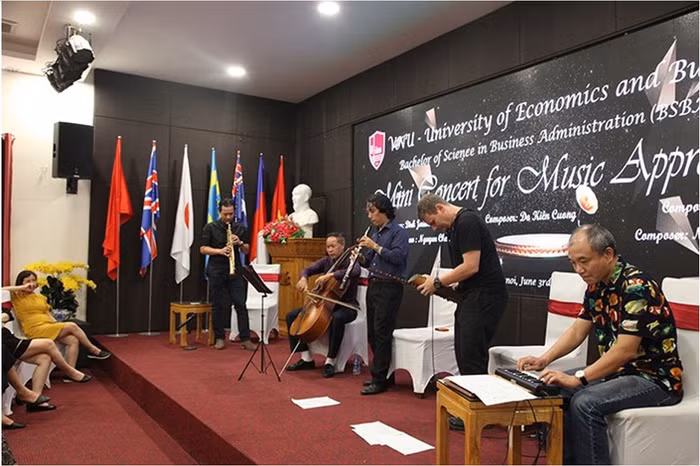 Với môn học Cảm thụ âm nhạc (Music perception) các bạn được tham dự những chương trình hòa nhạc do các nghệ sĩ Việt Nam và Quốc tế biểu diễn. Với môn học Cảm thụ âm nhạc (Music perception) các bạn được tham dự những chương trình hòa nhạc do các nghệ sĩ Việt Nam và Quốc tế biểu diễn.