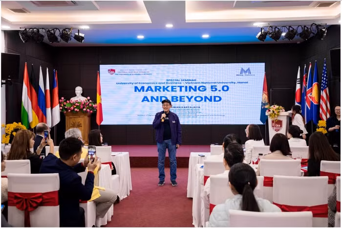 Giáo sư Hermawan Kartajaya (giữa) chuyên gia Marketing nổi tiếng thế giới diễn thuyết tại UEB cho sinh viên. Giáo sư Hermawan Kartajaya (giữa) chuyên gia Marketing nổi tiếng thế giới diễn thuyết tại UEB cho sinh viên.