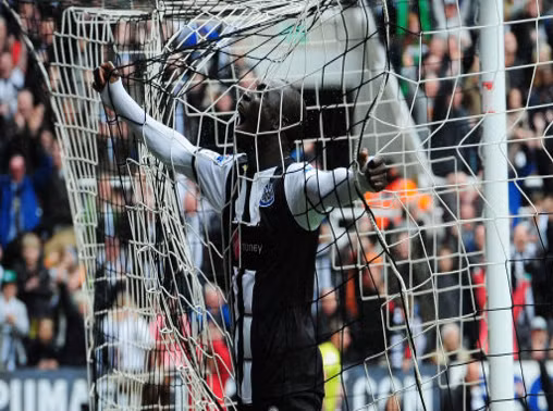 Papiss Cisse (Newcastle United): Tốc độ, sự càn lướt, khả năng chọn vị trí tốt là những ưu điểm lớn nhất của chân sút 26 tuổi này. Với hiệu suất ghi bàn khủng khiếp, Cisse nổi lên như tiền đạo hàng đầu Ngoại hạng Anh. Và chắc chắn, kỳ chuyển nhượng hè 2012 sẽ không ít các đại gia muốn chiêu mộ chân sút người Senegal. Papiss Cisse (Newcastle United): Tốc độ, sự càn lướt, khả năng chọn vị trí tốt là những ưu điểm lớn nhất của chân sút 26 tuổi này. Với hiệu suất ghi bàn khủng khiếp, Cisse nổi lên như tiền đạo hàng đầu Ngoại hạng Anh. Và chắc chắn, kỳ chuyển nhượng hè 2012 sẽ không ít các đại gia muốn chiêu mộ chân sút người Senegal.