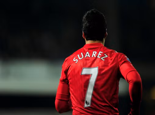Luis Suarez (Liverpool): Kể từ khi gia nhập đội bóng thành phố cảng vùng Merseyside thì tiền đạo người Uruguay đã gặp quá nhiều rắc rối. Anh được coi là cầu thủ đáng ghét nhất Ngoại hạng Anh. Tuy nhiên, không ai có thể phủ nhận bản năng sát thủ của Suarez. Vốn xuất thân từ Nam Mỹ, Suarez sở hữu kỹ thuật cực tốt, khả năng xoay sở trong vòng cấm và phạm vi hẹp khiến bất cứ hậu vệ nào phải dè chừng. Hiện tại, anh đang là chân sút tốt nhất Liverpool với 14 bàn thắng trên khắp mặt trận. Luis Suarez (Liverpool): Kể từ khi gia nhập đội bóng thành phố cảng vùng Merseyside thì tiền đạo người Uruguay đã gặp quá nhiều rắc rối. Anh được coi là cầu thủ đáng ghét nhất Ngoại hạng Anh. Tuy nhiên, không ai có thể phủ nhận bản năng sát thủ của Suarez. Vốn xuất thân từ Nam Mỹ, Suarez sở hữu kỹ thuật cực tốt, khả năng xoay sở trong vòng cấm và phạm vi hẹp khiến bất cứ hậu vệ nào phải dè chừng. Hiện tại, anh đang là chân sút tốt nhất Liverpool với 14 bàn thắng trên khắp mặt trận.