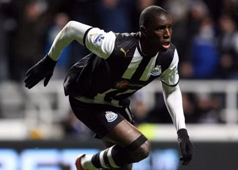 Demba Ba (Newcastle United): Với 16 bàn thắng có được mùa giải năm nay, anh cùng Papiss Cisse đang là cặp tiền đạo đáng sợ tại Premier League. Demba Ba (Newcastle United): Với 16 bàn thắng có được mùa giải năm nay, anh cùng Papiss Cisse đang là cặp tiền đạo đáng sợ tại Premier League.
