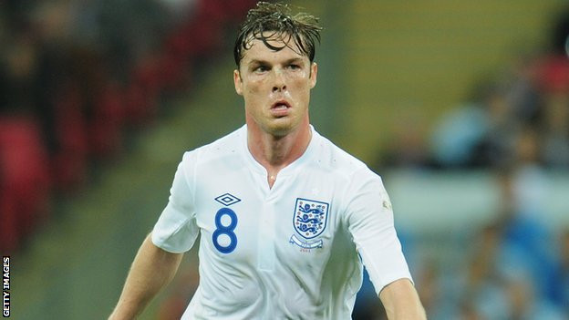 Scott Parker (Chuyển tới Tottenham từ West Ham với giá 5 triệu bảng): Parker là mẫu tiền vệ “cần cù bù thông minh”, những bước chạy không biết mệt mỏi của ngôi sao người Anh đã giúp Tottenham có chốt chặn tin cậy. Scott Parker (Chuyển tới Tottenham từ West Ham với giá 5 triệu bảng): Parker là mẫu tiền vệ “cần cù bù thông minh”, những bước chạy không biết mệt mỏi của ngôi sao người Anh đã giúp Tottenham có chốt chặn tin cậy.