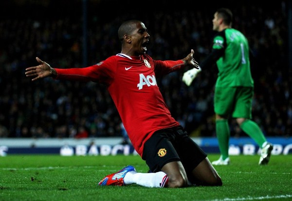 Ashley Young (Chuyển tới MU từ Aston Villa với giá 16 triệu bảng): Nhằm tăng cường sức mạnh cho hành lang cánh trái, Ferguson đã đưa về sân Old Trafford tiền vệ người Anh, Ashley Young. Ngay lập tức, anh đã để lại nhiều ấn tượng cho BLĐ cũng như NHM. Young cùng với Rooney phối hợp rất ăn ý trên hàng công. Ngoài ra, những cú cứa lòng vào góc xa rất đẹp mắt là những điểm mạnh của ngôi sao người Anh. Ashley Young (Chuyển tới MU từ Aston Villa với giá 16 triệu bảng): Nhằm tăng cường sức mạnh cho hành lang cánh trái, Ferguson đã đưa về sân Old Trafford tiền vệ người Anh, Ashley Young. Ngay lập tức, anh đã để lại nhiều ấn tượng cho BLĐ cũng như NHM. Young cùng với Rooney phối hợp rất ăn ý trên hàng công. Ngoài ra, những cú cứa lòng vào góc xa rất đẹp mắt là những điểm mạnh của ngôi sao người Anh.