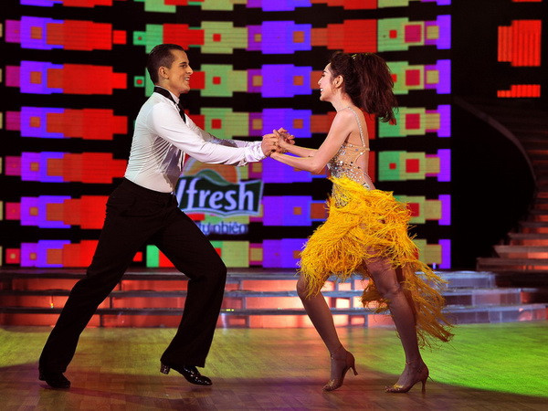 Sở hữu khuôn mặt xinh đẹp cùng với đường cong nóng bỏng, nữ ca sĩ “Ngôi nhà hạnh phúc” đã tận dụng tối đa về vóc dáng để tôn thêm phần hấp dẫn trong mỗi bước nhảy.