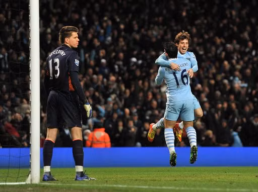 David Silva (Manchester City): Người đang làm thay đổi Etihad, người mang đến phép màu cho Man City, người được Sir Alex không ngớt lời khen ngợi….đó chính là tiền vệ có thân hình nhỏ con David Silva. Tuy giai đoạn cuối mùa giải Silva không thể hiện được nhiều như giai đoạn đầu tiên nhưng không ai có thể phủ nhận những đóng góp mà nhạc trưởng Man City trong suốt thời gian qua.