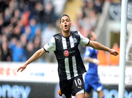 Hatem Ben Arfa (Newcastle United): Tiền vệ người Pháp là một trong những cầu thủ nổi bật nhất bên phía Newcastle mùa bóng năm nay. Ben Arfa sở hữu tốc độ, khả năng chuyền bóng cực tốt, đó là vũ khí lợi hại mà các đội bóng phải dè chừng mỗi khi đối mặt với “Chích chòe”.