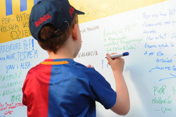 Các em nhỏ cũng coi Guardiola như một thần tượng.