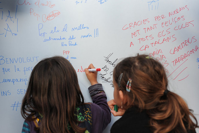 Các em nhỏ cũng coi Guardiola như một thần tượng.