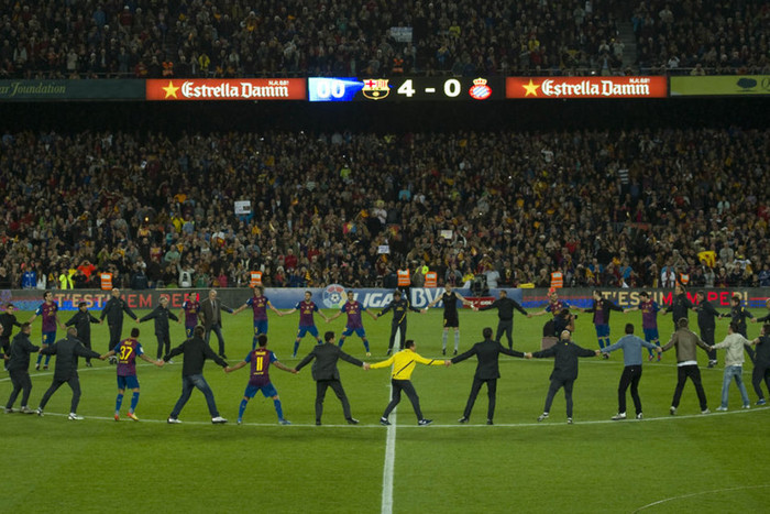 Cầu thủ, BLĐ, BHL có buổi chia tay Guardiola đầy ý nghĩa. HLV người Tây Ban Nha chắc chắn sẽ nhớ mãi tới giây phút nghẹn ngào này.