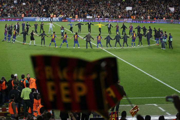 Cầu thủ, BLĐ, BHL có buổi chia tay Guardiola đầy ý nghĩa. HLV người Tây Ban Nha chắc chắn sẽ nhớ mãi tới giây phút nghẹn ngào này.