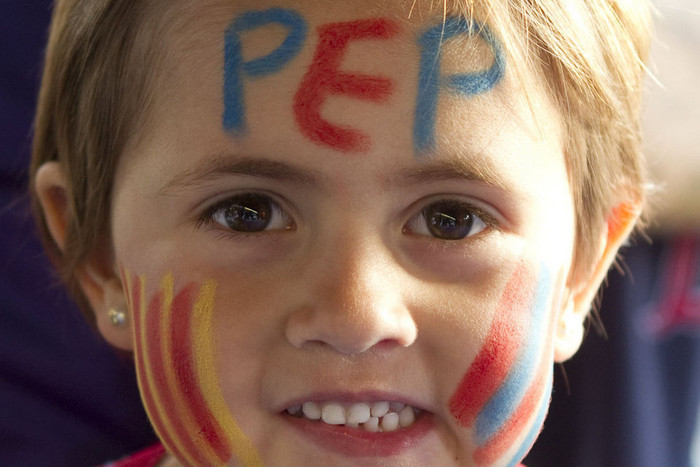 Các em nhỏ cũng coi Guardiola như một thần tượng.