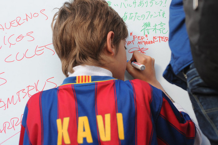 Các em nhỏ cũng coi Guardiola như một thần tượng.