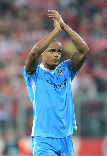 Vincent Kompany (Man City): Không phải ngẫu nhiên mà sau 34 vòng đấu, Man City chỉ bị thủng lưới 27 bàn. Luôn thi đấu 100% phong độ, Kompany được ví là trái tim hàng phòng ngự của Man xanh.