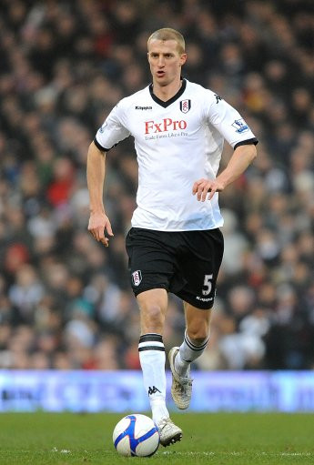 Brede Hangeland (Fulham): Hiện tại Arsenal đang rất muốn có trung vệ người Na Uy, nhưng cũng rất nhiều lần họ bị Fulham từ chối. Bởi, với đội chủ sân Craven Cottage thì từ ngày Hangeland tới đây, hàng thủ của đội bóng đã chơi kỷ luật hơn rất nhiều.