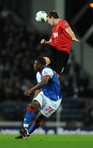 Jonny Evans (Man United): Trưởng thành từ chính lò đào tạo trẻ của Man United, Evans đã trải qua khá nhiều khó khăn mới có được một vị trí và tầm quan trọng như hiện tại. Trước khi được kéo vào đá trung vệ, vị trí thường xuyên của Evans tại Old Trafford là hậu vệ trái. Với thể hình tốt, lối đá rắn, Evans dần chiếm được lòng tin của Sir Alex Ferguson mỗi khi được kéo vào đá trung vệ. Mùa giải này, sau khi đội trưởng Vidic dính chấn thương dài hạn, cơ hội đã đến với Evans và anh đã tận dụng thành công.