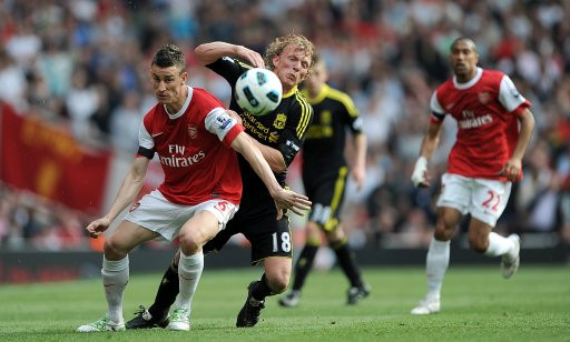 Laurent Koscielny (Arsenal): Bền bỉ và dũng cảm, đó là những phầm chất không thể thiếu của một trung vệ đẳng cấp. Và trung vệ người Pháp, Koscielny đều hội tụ đủ yếu tố đó. Dù khá nhiều lần mắc lỗi vị trí ở giai đoạn đầu mùa giải, nhưng sau đó Koscielny đã cho thấy khả năng phán đoán tình huống của mình trong những pha bóng 1 đối 1. Điểm mạnh của anh là phát hiện ra điểm nóng và đưa bóng ra khỏi vòng nguy hiểm. Luôn bình tĩnh trong hầu hết thời gian trận đấu và chưa bao giờ có những hành động bốc đồng cũng là những phẩm chất tốt của trung vệ số 6, điều rất quan trọng đối với một cầu thủ thi đấu ở hàng phòng ngự