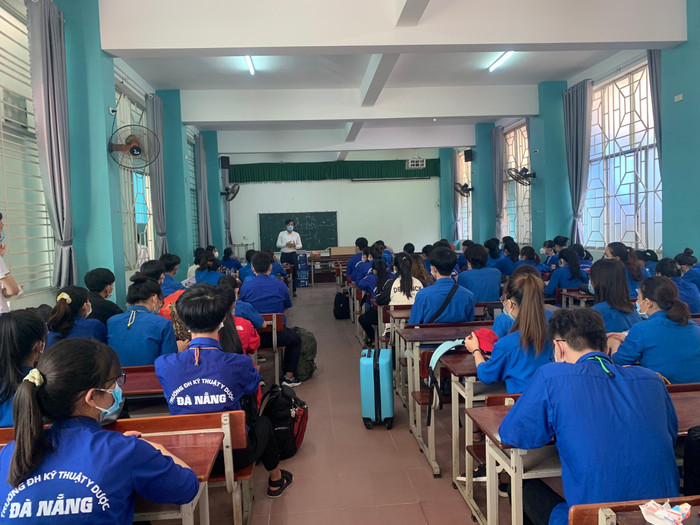 Tại lễ ra quân ngày 21/7, Phó giáo sư Nguyễn Khắc Minh- Hiệu trưởng nhà trường dặn dò các em trước khi lên đường vào chi viện cho Thành phố Hồ Chí Minh (ảnh: Nhà trường cung cấp) Tại lễ ra quân ngày 21/7, Phó giáo sư Nguyễn Khắc Minh- Hiệu trưởng nhà trường dặn dò các em trước khi lên đường vào chi viện cho Thành phố Hồ Chí Minh (ảnh: Nhà trường cung cấp)