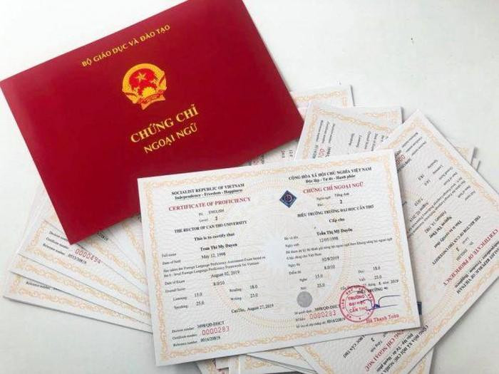 Nếu bắt buộc phải có chứng chỉ ngoại ngữ mới cấp bằng tốt nghiệp là một thứ tư duy ngược- mang nặng văn hóa hành chính quan liêu bằng cấp (ảnh minh họa, nguồn: Báo Giáo dục và Thời đại) Nếu bắt buộc phải có chứng chỉ ngoại ngữ mới cấp bằng tốt nghiệp là một thứ tư duy ngược- mang nặng văn hóa hành chính quan liêu bằng cấp (ảnh minh họa, nguồn: Báo Giáo dục và Thời đại)