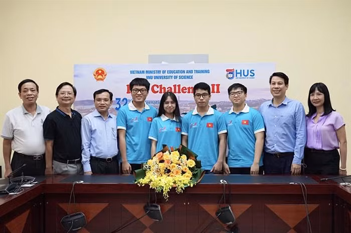 4 học sinh đội tuyển quốc gia Việt Nam dự thi Olympic Sinh học quốc tế năm 2021 cùng lãnh đạo Cục Quản lý chất lượng (Bộ Giáo dục và Đào tạo) và các thầy cô giáo - Ảnh:Bộ Giáo dục và Đào tạo