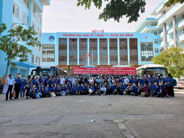 Ngày 21/7, Trường Đại học Kỹ thuật Y-Dược Đà Nẵng đã tổ chức lễ ra quân, tiễn đoàn công tác gồm 102 cán bộ, giảng viên, sinh viên tình nguyện lên đường vào Thành phố Hồ Chí Minh tham gia chống dịch COVID 19. (ảnh: Nhà trường cung cấp) Ngày 21/7, Trường Đại học Kỹ thuật Y-Dược Đà Nẵng đã tổ chức lễ ra quân, tiễn đoàn công tác gồm 102 cán bộ, giảng viên, sinh viên tình nguyện lên đường vào Thành phố Hồ Chí Minh tham gia chống dịch COVID 19. (ảnh: Nhà trường cung cấp)