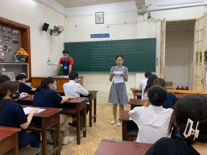 Tại buổi làm thủ tục dự thi, thí sinh sẽ được giáo viên phổ biến lại một lần nữa về quy chế thi tốt nghiệp trung học phổ thông và những quy định trong công tác phòng, chống dịch COVID-19; nghe phổ biến lại lịch thi từng môn; các hiệu lệnh trống (hoặc chuông) sẽ được sử dụng tại điểm thi...(ảnh: Thùy Linh) Tại buổi làm thủ tục dự thi, thí sinh sẽ được giáo viên phổ biến lại một lần nữa về quy chế thi tốt nghiệp trung học phổ thông và những quy định trong công tác phòng, chống dịch COVID-19; nghe phổ biến lại lịch thi từng môn; các hiệu lệnh trống (hoặc chuông) sẽ được sử dụng tại điểm thi...(ảnh: Thùy Linh)