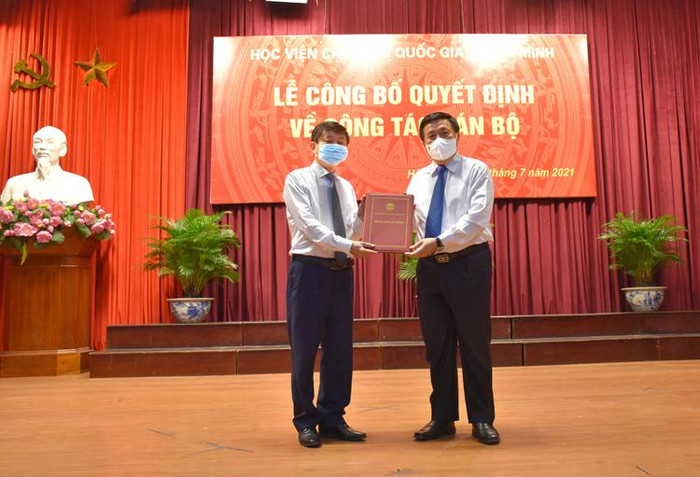 Phó giáo sư Phạm Minh Sơn (bên trái) vừa được bổ nhiệm vào vị trí Giám đốc Học viện Báo chí và Tuyên truyền (ảnh: Học viện Báo chí và Tuyên truyền) Phó giáo sư Phạm Minh Sơn (bên trái) vừa được bổ nhiệm vào vị trí Giám đốc Học viện Báo chí và Tuyên truyền (ảnh: Học viện Báo chí và Tuyên truyền)