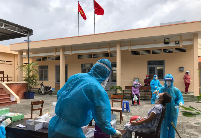 Hình ảnh sinh viên trường Trường Đại học Kỹ thuật Y-Dược Đà Nẵng tham gia lấy mẫu xét nghiệm cho người dân tại thành phố Thủ Đức (ảnh: NTCC) Hình ảnh sinh viên trường Trường Đại học Kỹ thuật Y-Dược Đà Nẵng tham gia lấy mẫu xét nghiệm cho người dân tại thành phố Thủ Đức (ảnh: NTCC)