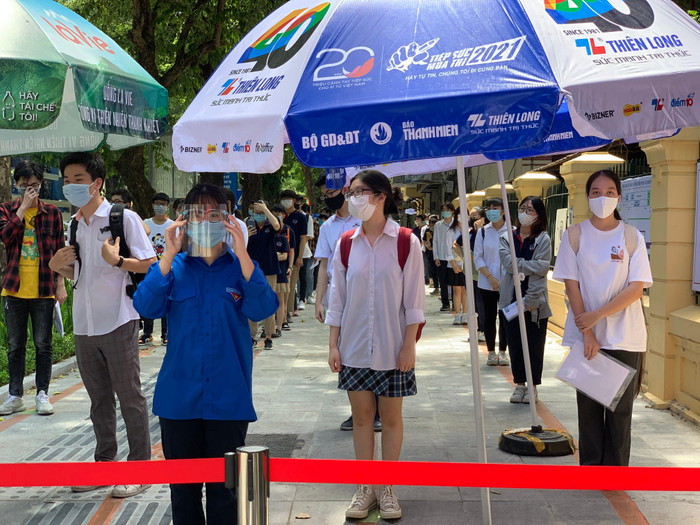 Thí sinh đến làm thủ tục dự thi đều phải đeo khẩu trang và đảm bảo giãn cách 2m (ảnh: Thùy Linh) Thí sinh đến làm thủ tục dự thi đều phải đeo khẩu trang và đảm bảo giãn cách 2m (ảnh: Thùy Linh)