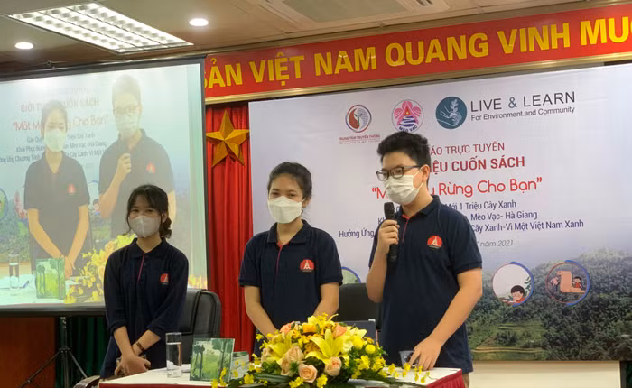 Lễ giới thiệu cuốn sách “Một mẩu rừng cho bạn” của 3 tác giả Nguyệt Linh – Anh Kiệt – Khánh Ngọc (học sinh lớp 7 trường Marie Curie, Hà Nội) (ảnh: Thùy Linh)