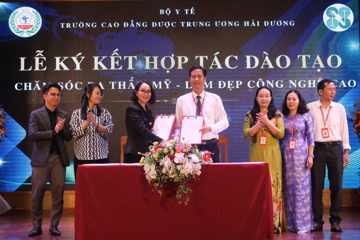 Lễ ký kết hợp tác đào tạo chăm sóc da thẩm mỹ - làm đẹp công nghệ cao giữa Trường Cao đẳng Dược Trung ương Hải Dương và phía doanh nghiệp (Ảnh: Ngọc Mai). IMG_9212.JPG