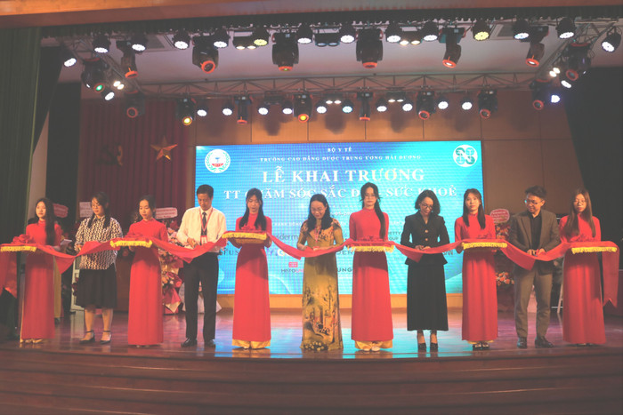 Lễ cắt băng khánh thành Khu thực tập chăm sóc sắc đẹp – sức khỏe của Trường Cao đẳng Dược Trung ương Hải Dương với doanh nghiệp (Ảnh: Ngọc Mai). IMG_9179.JPG