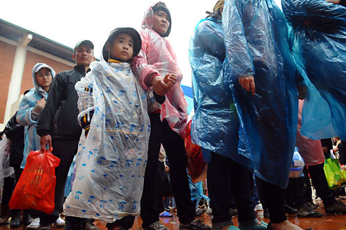 Người dân đội mưa xếp hàng vào mua vé lên động lễ chùa. Người dân đội mưa xếp hàng vào mua vé lên động lễ chùa.