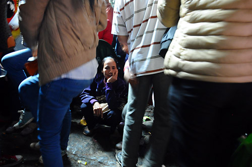 Không ít người mệt mỏi sau nhiều giờ chen lấn, đi bộ. Không ít người mệt mỏi sau nhiều giờ chen lấn, đi bộ.