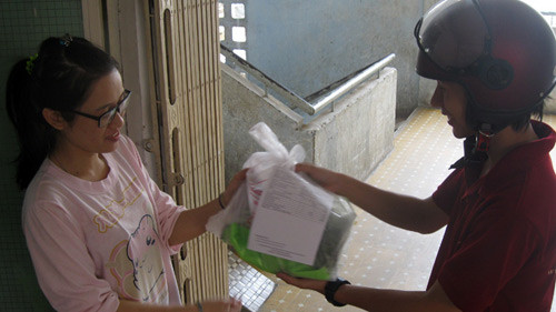 Khách hàng nhận thực phẩm đã sơ chế - Ảnh: Lê Diễm