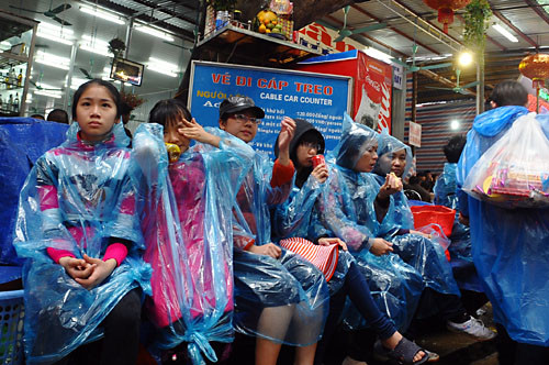 Trẻ em cũng vất vả theo người lớn. Trẻ em cũng vất vả theo người lớn.