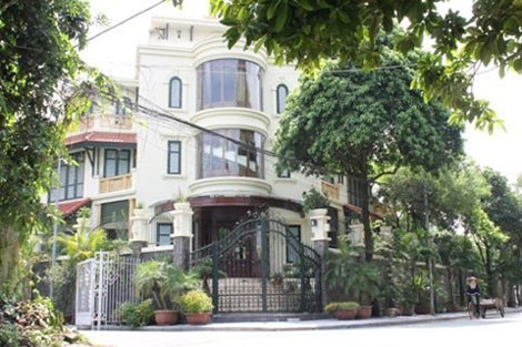 Biệt thự trị giá nghìn tỷ của bầu Kiên Bầu Kiên là nhân vật nổi danh trong ngành ngân hàng khi sớm kinh doanh trong lĩnh vực này và hiện nắm giữ nhiều cổ phiếu của các ngân hàng khác nhau. Tuy nhiên, ông Nguyễn Đức Kiên thực sự “nổi như cồn” khi bước qua lĩnh vực bóng đá. Bầu Kiên là chủ sở hữu của khá nhiều chiếc siêu xe tiền tỷ, đồng thời, là chủ nhân của căn biệt thự 3 tầng bề thế, tại địa chỉ ngõ 27 Xuân Diệu, phường Quảng An, Tây Hồ, Hà Nội, trên thửa đất rộng 500m2 nhìn ra hồ Tây. Bên ngoài là cánh cổng sắt cao hơn 3 mét. Nhìn biệt thự này từ trên cao giống như một tòa lâu đài. Biệt thự trị giá nghìn tỷ của bầu Kiên Bầu Kiên là nhân vật nổi danh trong ngành ngân hàng khi sớm kinh doanh trong lĩnh vực này và hiện nắm giữ nhiều cổ phiếu của các ngân hàng khác nhau. Tuy nhiên, ông Nguyễn Đức Kiên thực sự “nổi như cồn” khi bước qua lĩnh vực bóng đá. Bầu Kiên là chủ sở hữu của khá nhiều chiếc siêu xe tiền tỷ, đồng thời, là chủ nhân của căn biệt thự 3 tầng bề thế, tại địa chỉ ngõ 27 Xuân Diệu, phường Quảng An, Tây Hồ, Hà Nội, trên thửa đất rộng 500m2 nhìn ra hồ Tây. Bên ngoài là cánh cổng sắt cao hơn 3 mét. Nhìn biệt thự này từ trên cao giống như một tòa lâu đài.