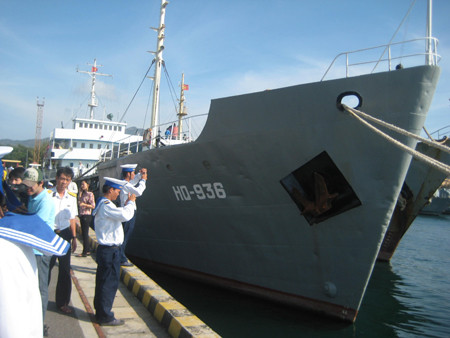 Tàu HQ 936 trên bờ biển Cam Ranh. Tàu HQ 936 trên bờ biển Cam Ranh.