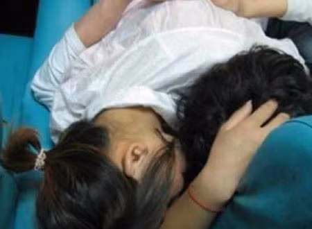 Những gương mặt non choẹt, trên người còn khoác áo đồng phục nhưng tỏ ra rất 'sành sỏi' chuyện 'phòng the'. (Ảnh minh họa). Những gương mặt non choẹt, trên người còn khoác áo đồng phục nhưng tỏ ra rất 'sành sỏi' chuyện 'phòng the'. (Ảnh minh họa).