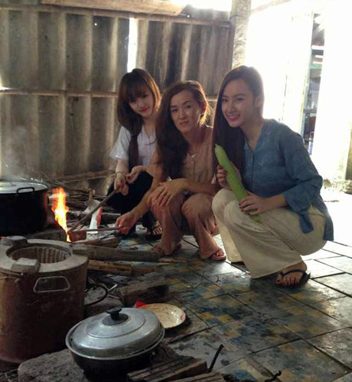 Những hình ảnh ăn Tết tưng bừng của sao Việt ảnh 13 Những hình ảnh ăn Tết tưng bừng của sao Việt ảnh 13