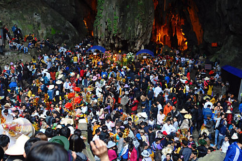 Cả nghìn người chen chúc dưới động Hương Tích. Cả nghìn người chen chúc dưới động Hương Tích.