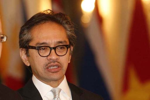 Ngoại trưởng Indonesia Marty Natalegawa trong một buổi trả lời phỏng vấn. Ngoại trưởng Indonesia Marty Natalegawa trong một buổi trả lời phỏng vấn.
