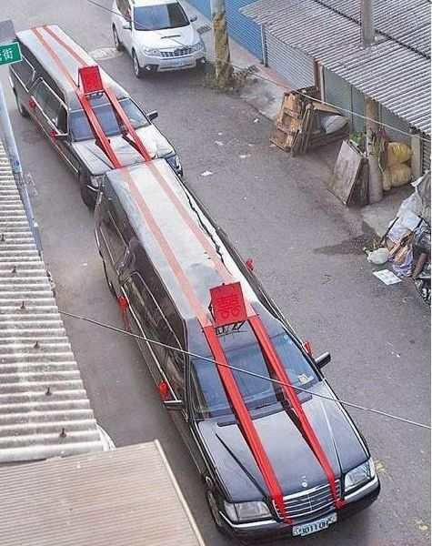 Đoàn xe tang được tân trang với chữ "Song Hỷ" để đón dâu.