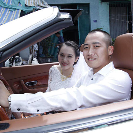 Lộ nhẫn cưới thiếu gia Hà thành tặng siêu mẫu Ngọc Thạch ảnh 3 Lộ nhẫn cưới thiếu gia Hà thành tặng siêu mẫu Ngọc Thạch ảnh 3