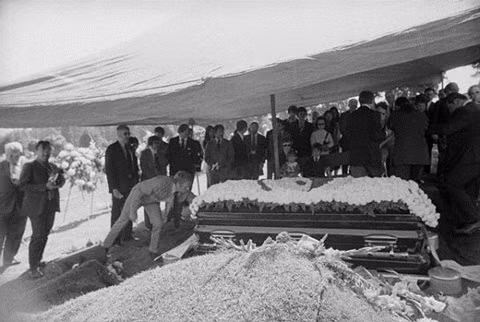 Đám tang Lý Tiểu Long tại Mỹ - Ảnh tư liệu Lật lại hồ sơ cái chết đột ngột của Lý Tiểu Long