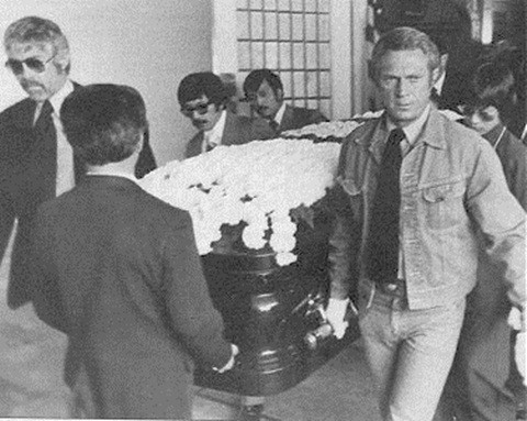 Bạn bè và người thân khiêng linh cữu Lý Tiểu Long tại Hong Kong - Ảnh tư liệu Lật lại hồ sơ cái chết đột ngột của Lý Tiểu Long