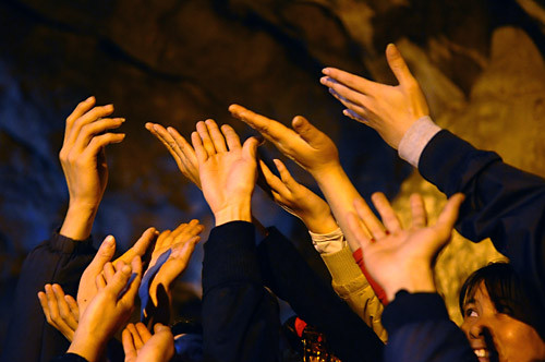 Bên dưới, hàng chục người cũng rướn người, chìa tay để mong hứng được giọt nước từ "bầu sữa mẹ" khiến tắc nghẽn cả lối ra. Bên dưới, hàng chục người cũng rướn người, chìa tay để mong hứng được giọt nước từ "bầu sữa mẹ" khiến tắc nghẽn cả lối ra.